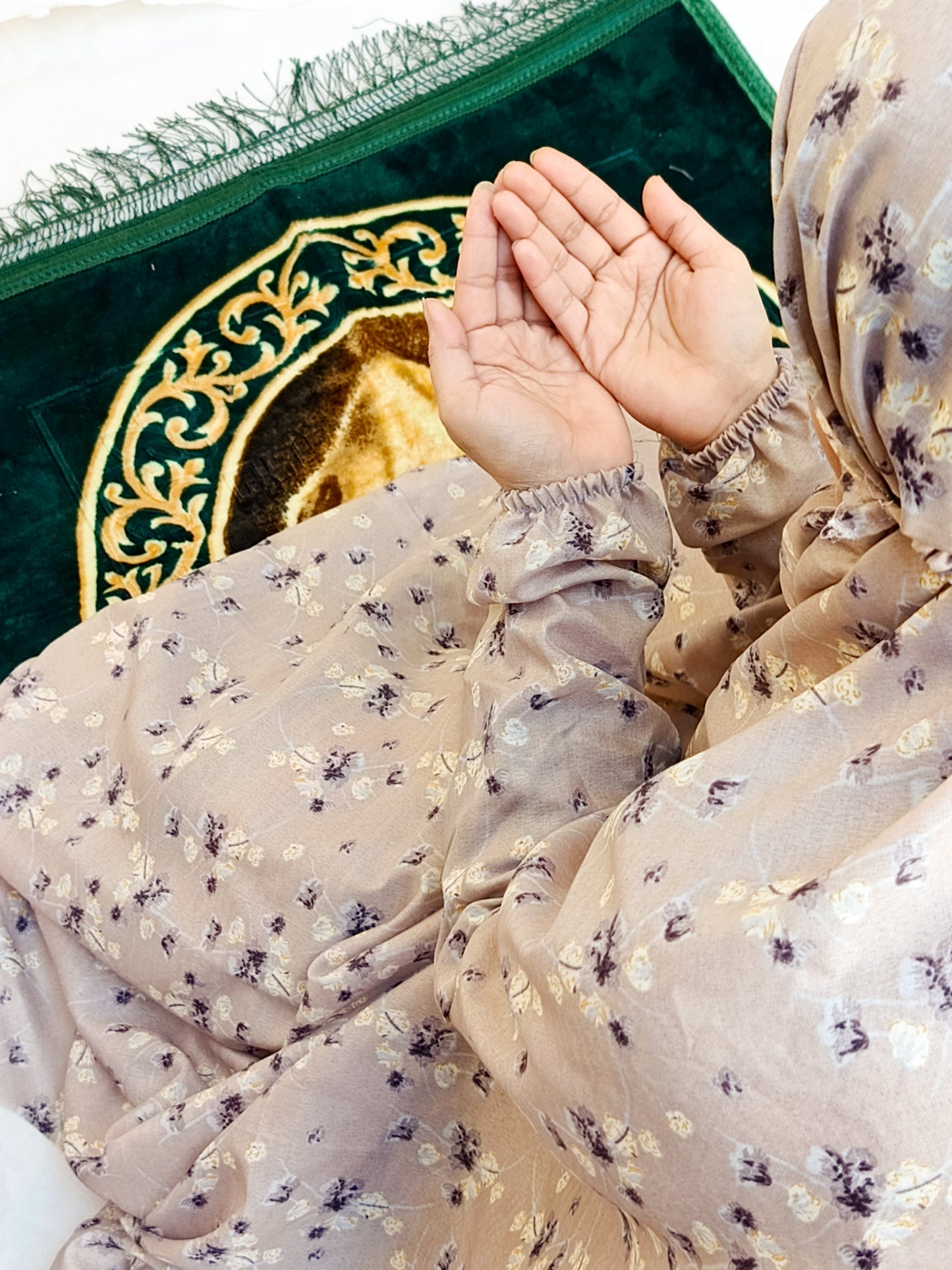 Namaz Chadar With Sleeves - Creamish Grey Print (Lawn)