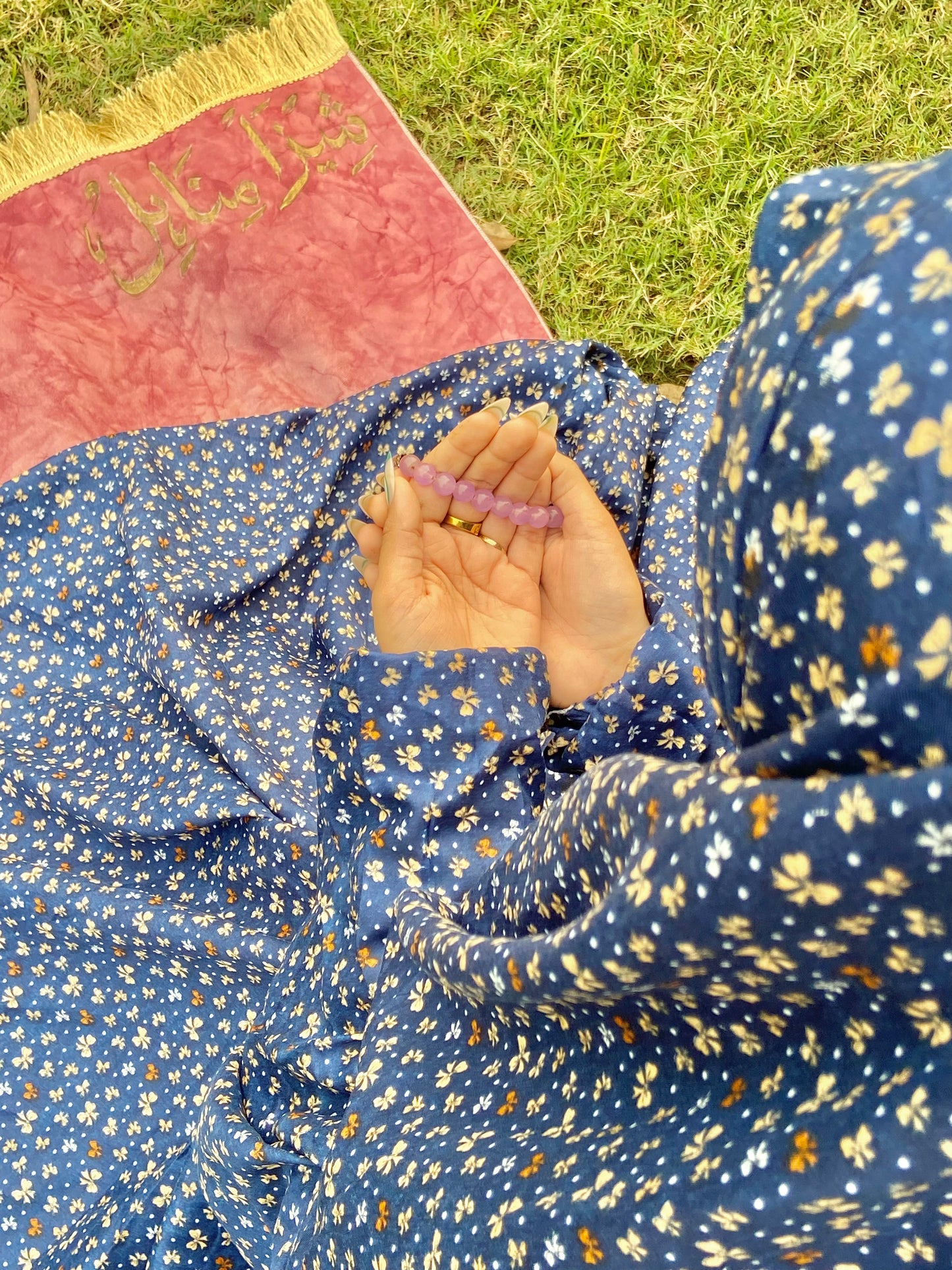 Namaz Chadar With Sleeves - Navy Print (Lawn)